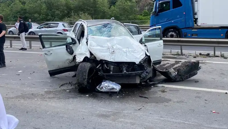 Betonda Hızla İleri Giden Araç, Bariyerlere Çarptı: 3 Kişi Yaralandı