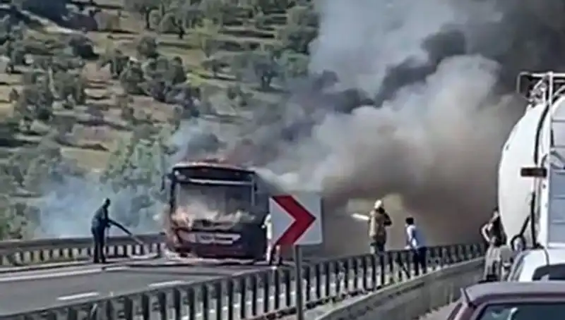 İzmir'de Belediye Otobüsü Yangını: Yolcuların Tahliyesi Hayat Kurtardı