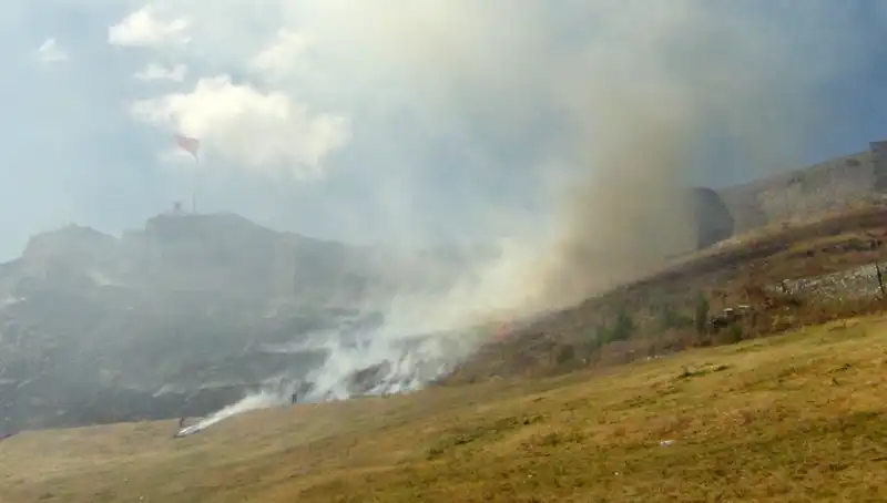 Kars Kalesi Eteklerinde Korkutan Anız Yangını: Doğa Riske Girdi