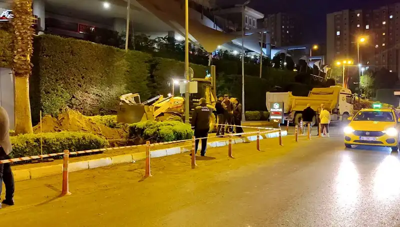 Doğalgaz Paniği AVM Girişinde Peş Peşe Gelen İhbarlarla Büyüdü