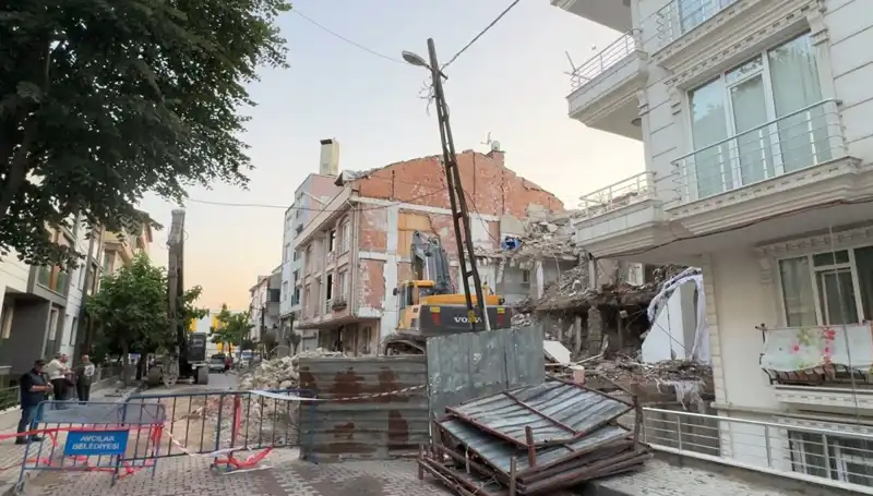 Yıkım Sırasında Koptu: İki Sokakta Elektrik Kesintisi İle Tedirginlik