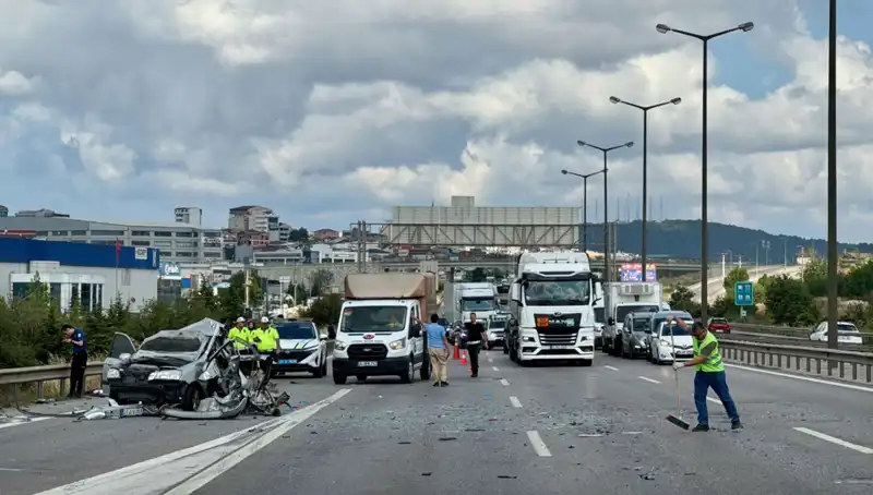 Otoyolda Traffik Kırılması: Üç Kişi Araçta Sıkıştı, Detaylar Şok Edici!