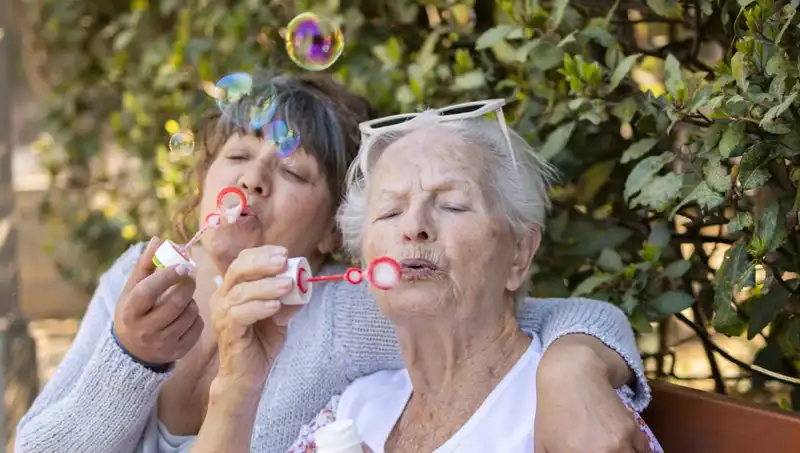 100 Yaşındaki İki Kadının Uzun Yaşam Sırrı: Diyet ve Egzersizden Farklı Bir Hikaye