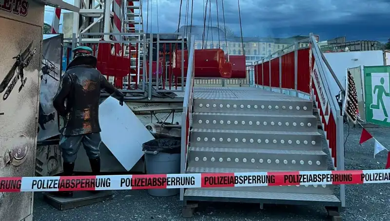 Dönen Salıncak Reklam Direklerine Çarptı: Facianın Eşiğinden Dönülen Olay