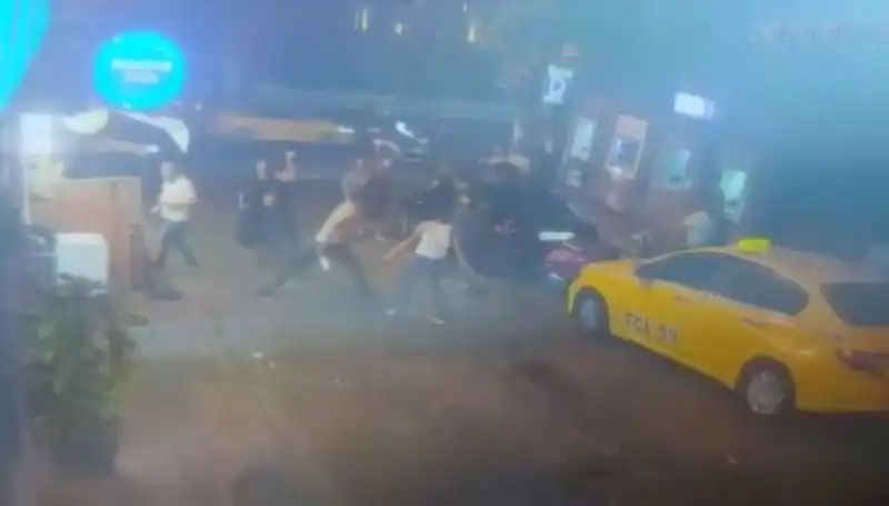 Beyoğlu'nda Laf Atma Kavgası: Renkli Bir Gündem Daha!