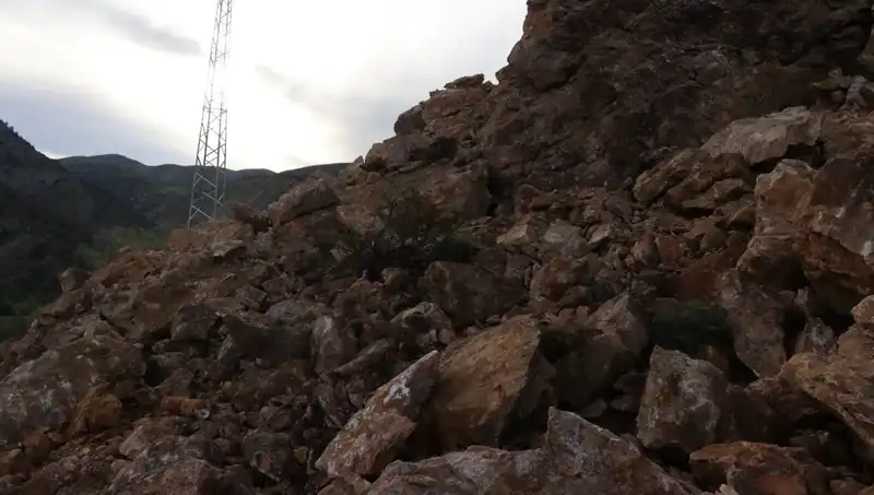 Erzurum'da Heyelan Sonrası Dev Kayalar Yolu Ulaşımı Engelledi