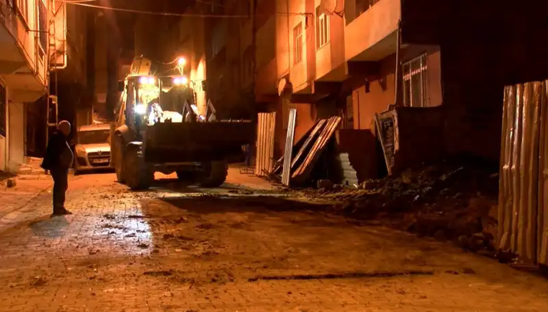 Bağcılar'da Yana Doğru Eğilen Bina Boşaltıldı: Tehlike Alarmı