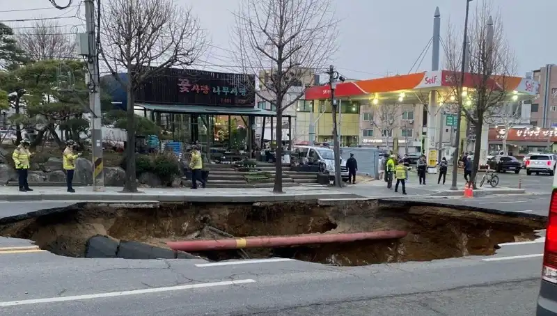 Güney Kore’de Dev Çukur, Motosikleti Yuttu: Kayıp ve Yaralı Var